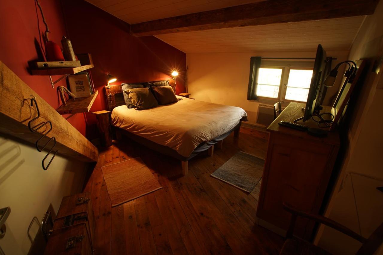 Le Refuge Ceretan, Grand Et Bel Appartement Mansarde En Plein Centre Bagian luar foto